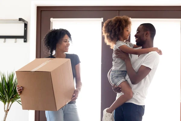 Gelukkig Afro-Amerikaanse familie verhuizen in nieuwe eigen huis — Stockfoto
