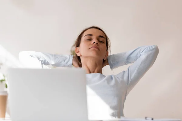 Mooie vrouw ontspannen op stoel aan het werk met gesloten ogen — Stockfoto