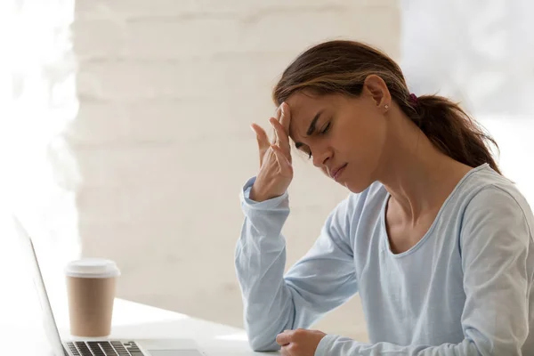 Mulher com dor de cabeça enxaqueca na área de trabalho no escritório — Fotografia de Stock