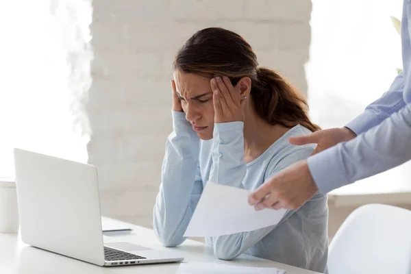 Mujer estresada con exceso de trabajo cansada de jefe y trabajo — Foto de Stock