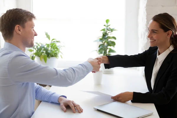 Succesvol sollicitatiegesprek met baas en werknemer handdruk — Stockfoto