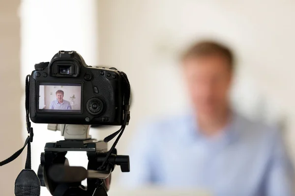 Shooting video or making photo using camera on tripod — Stock Photo, Image