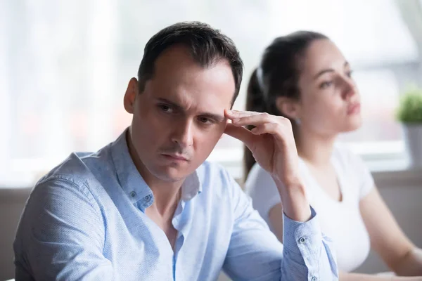 Muž a žena tvrdošíjně nemluví s bojem doma — Stock fotografie