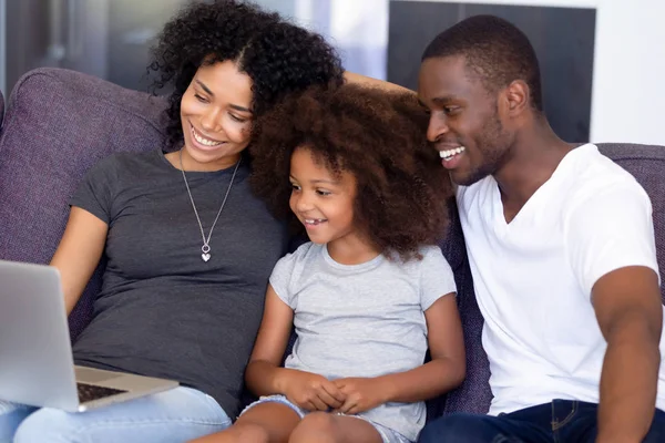 微笑的非洲裔美国人家庭在客厅里一起使用笔记本电脑 — 图库照片