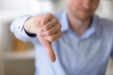 Memnun iş adamı işyerinde başparmak aşağı gösteren