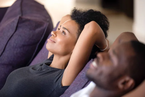 Nahaufnahme friedliches afrikanisch-amerikanisches Paar entspannt sich auf gemütlichem Sofa — Stockfoto