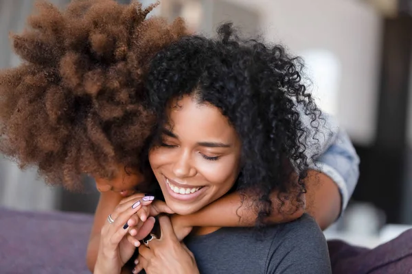 Zavřít usmívající se africkou americkou matku objímající dceru — Stock fotografie