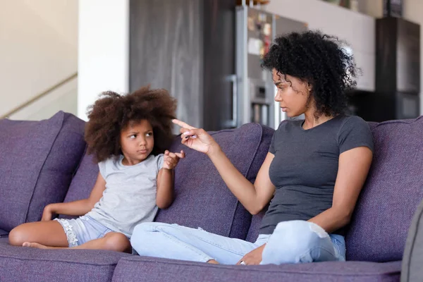 Afro-americano mãe e filha brigando em casa — Fotografia de Stock