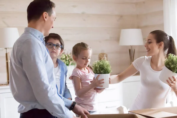 Children helping parents unpacking boxes moving to new house — Stock Photo, Image