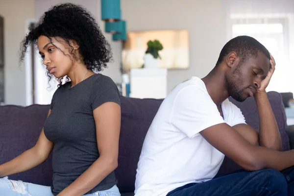 Verärgertes afrikanisch-amerikanisches Paar ignoriert sich nach Streit — Stockfoto