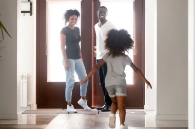 Mutlu küçük Afro-Amerikan kız baba, selamlar koşuyor