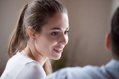 Gülümseyen karısı sevgi ve özenle sevgili koca bakıyor