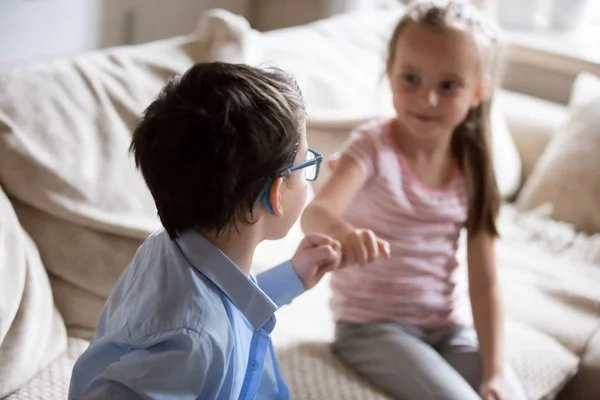 Brother and sister squeeze little fingers as sign of reconciliation — Stock Photo, Image