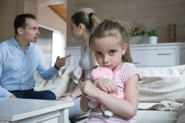 Niña triste asustada cuando los padres se pelean en casa — Foto de Stock