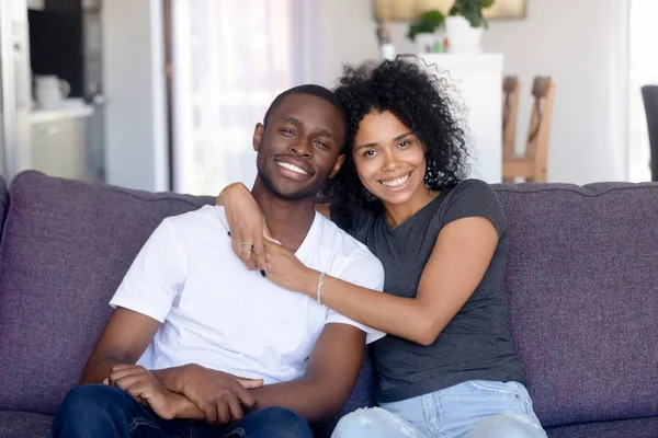 Retrato de la cabeza de la feliz pareja afroamericana en casa — Foto de Stock