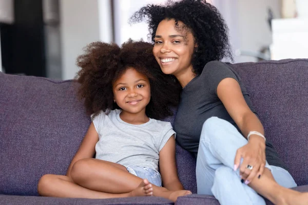 Cabeza retrato feliz afroamericano madre con hija — Foto de Stock