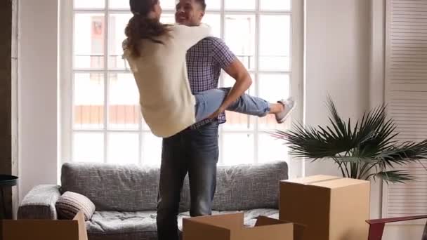 Casal feliz comemora dia em movimento no próprio apartamento com caixas — Vídeo de Stock