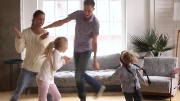 Glückliche Familienkinder beim Versteckspiel zu Hause — Stockvideo