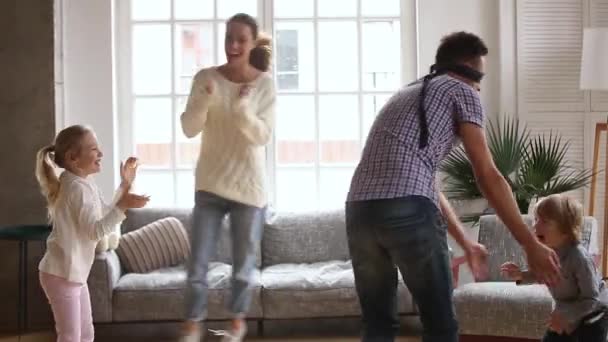 Fröhliche Familie mit verbundenen Augen beim Versteckspiel — Stockvideo