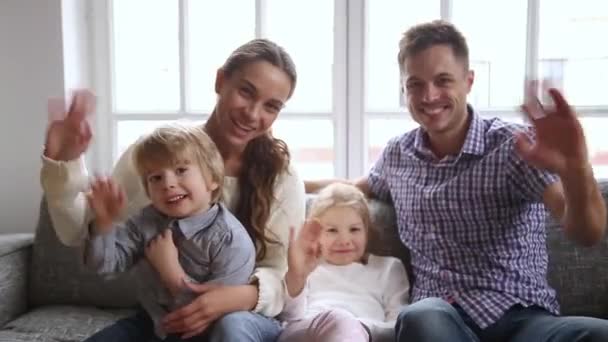 Видеопортрет счастливой семьи с двумя детьми, машущими руками — стоковое видео