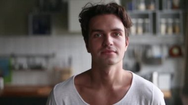 Bin yıllık pozitif adam mutfakta evde poz, video portre