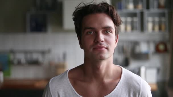 Millennial homem positivo posando em casa na cozinha, vídeo retrato — Vídeo de Stock