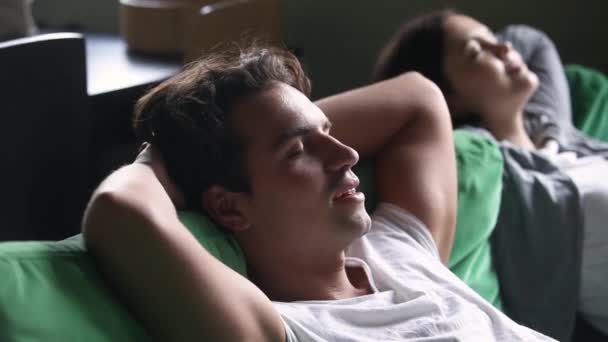 Relaxat calm cuplu tânăr relaxare având pui de somn pe canapea confortabilă — Videoclip de stoc