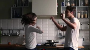 Mutlu genç çift mutfakta eğlenmek dans