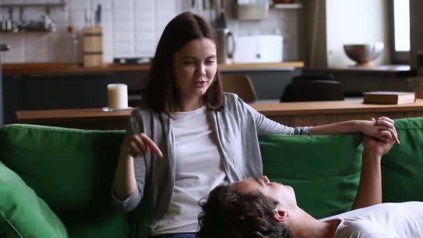 Joven amante adolescente pareja hablando relajante en sofá juntos — Vídeo de stock