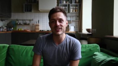Genç, sıradan bir adam, kameraya bakıyor. Hayat tarzı vlog 'u kaydediyor.