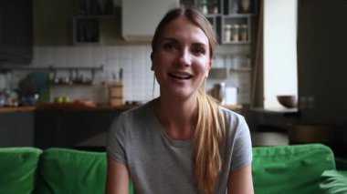 Çevrimiçi iletişim kuran genç bir kadın kamerayla video görüşmesi yapıyor.