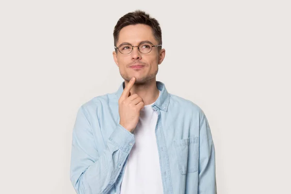 Hombre reflexivo en gafas aisladas sobre fondo gris pensamiento — Foto de Stock