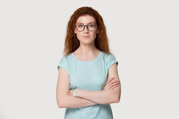Jonge roodharige vrouw met bril staan met gekruiste armen — Stockfoto