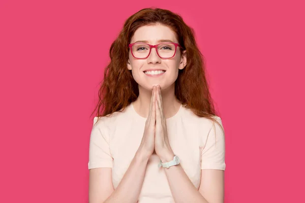 Tacksam Redhead flicka med bön händer känner tacksamhet — Stockfoto