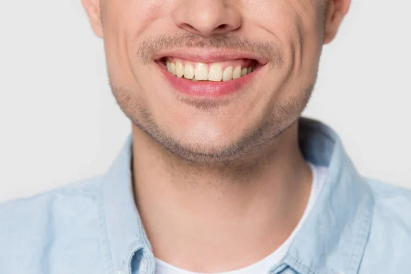 Close up de sorriso masculino europeu isolado em fundo cinza — Fotografia de Stock