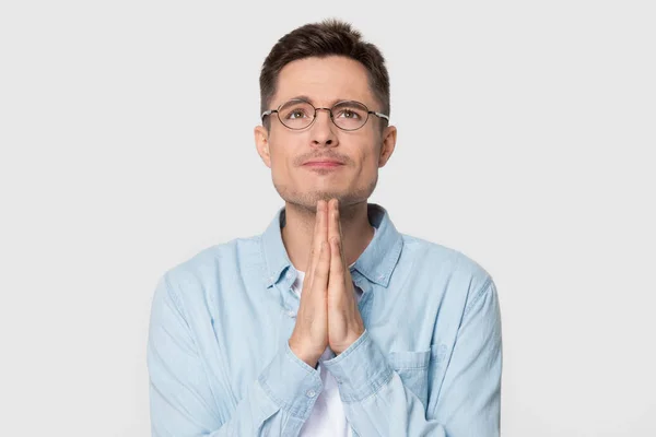 Hombre caucásico en gafas aisladas esperando con las manos de oración —  Fotos de Stock