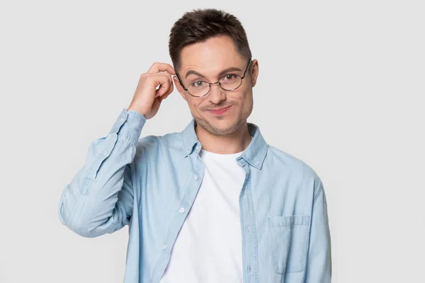 Puzzled Caucasian man in glasses isolated on grey background — Stock Photo, Image