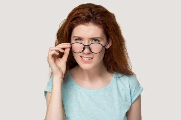 Tvivelaktig rödhårig flicka ta av glasögon känsla tveksam — Stockfoto