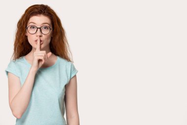 Gözlüklü kızıl saçlı kadın boş uzay gösterisi sus jesti
