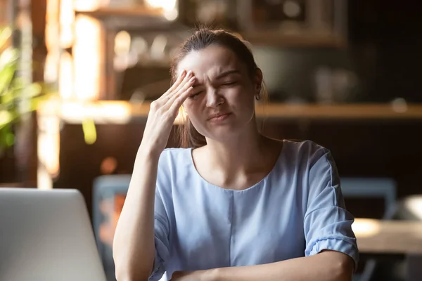 Бізнес-леді або студентка відчуває стрес і плутає помилку — стокове фото