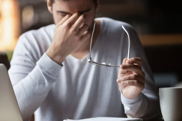 Cansado de empresário de computador tirar óculos sente fadiga ocular — Fotografia de Stock