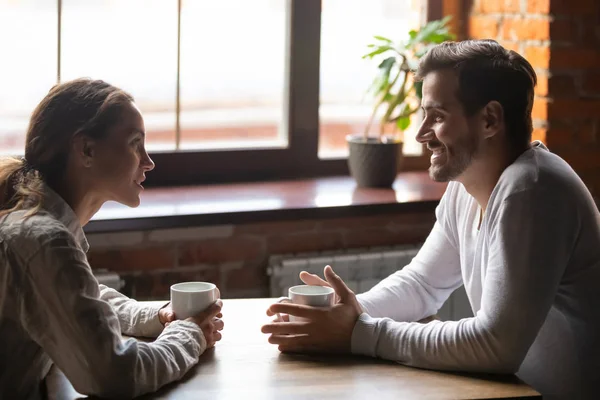 Couple assis dans un café parlant boire du thé ou du café — Photo