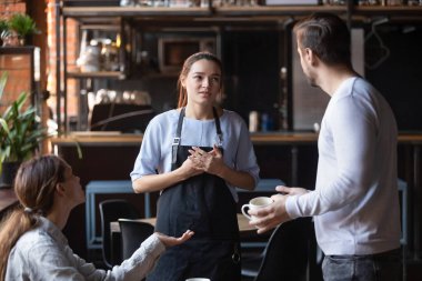 Memnun restoran müşterileri kötü hizmet şikayet