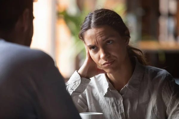 Gelangweilte Frau beim Speed-Dating mit langweiligem Mann — Stockfoto