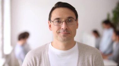 Kendine güvenen orta yaşlı işadamı takım lideri kameraya bakıyor