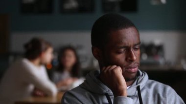 Üzgün Afrikalı adam yalnız beyaz arkadaşlar tarafından reddedildi dışlanmış hissediyorum