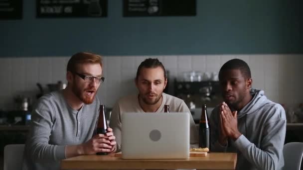 Çeşitli arkadaşlar dizüstü bilgisayarda online maç izlerken pub hangout — Stok video