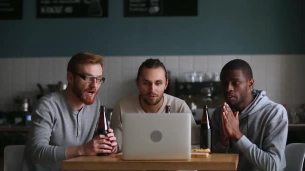 Diversos amigos sair no pub assistindo jogo online no laptop — Vídeo de Stock