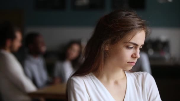 Zdenerwowany Uczeń dziewczyna tysiąclecia w kawiarni uczucie samotny wykluczone — Wideo stockowe