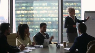 Kadın konuşmacı ile yeni iş planı tartışıyor çeşitli yöneticiler